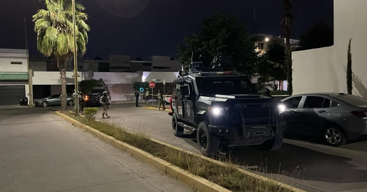 Escena nocturna en Culiacán con un vehículo blindado y fuerzas de seguridad en Prados de la Conquista