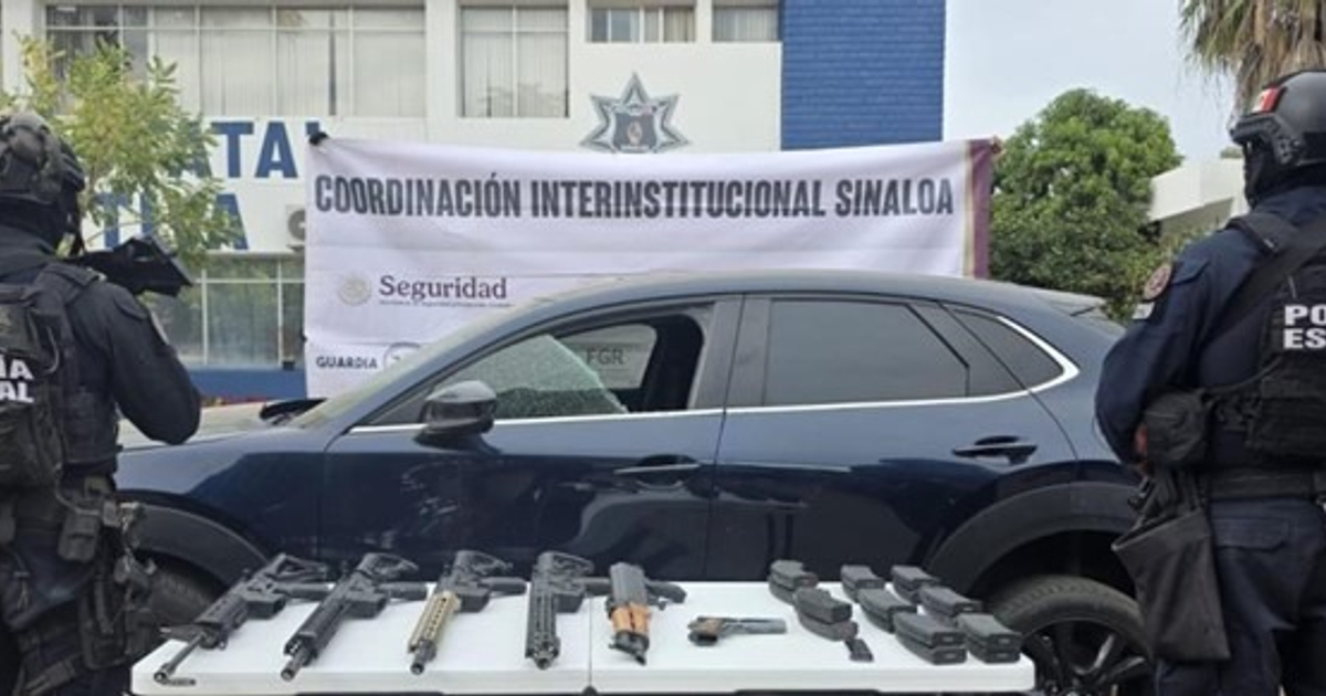 Agentes de seguridad aseguran armamento junto a un vehículo en Culiacán, Sinaloa.