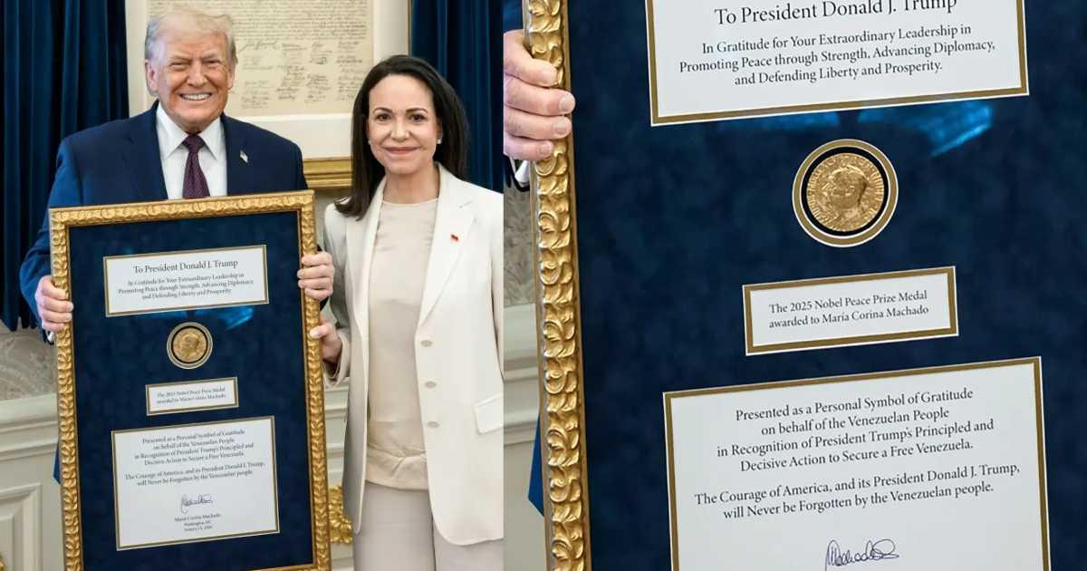 María Corina Machado recibiendo un reconocimiento del Premio Nobel de la Paz en un marco adornado