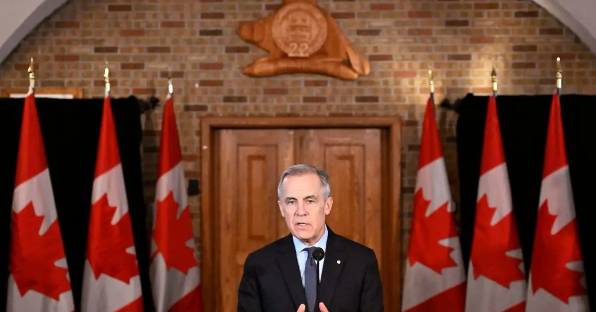 Mark Carney habla frente a banderas canadienses en evento oficial