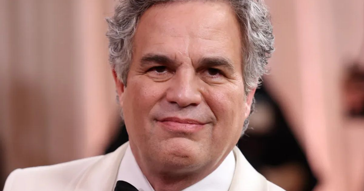 Imagen de Mark Ruffalo en los Globos de Oro 2026, criticando a Trump y portando un pin 'Be Good'.