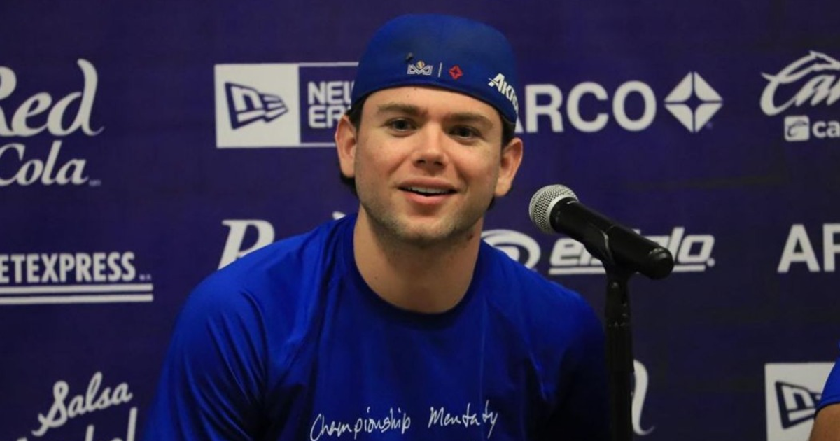 Mateo Gil sonriendo en conferencia de prensa