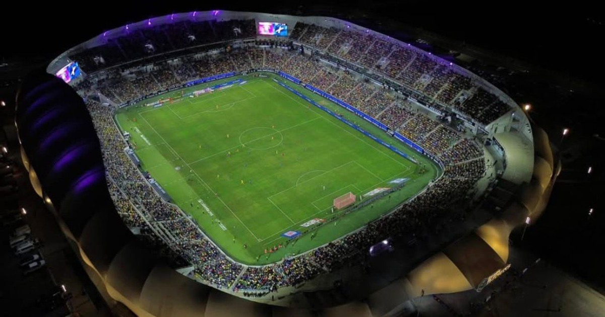 Noche animada en el Estadio El Encanto durante el partido entre Mazatlán FC y Bravos de Juárez