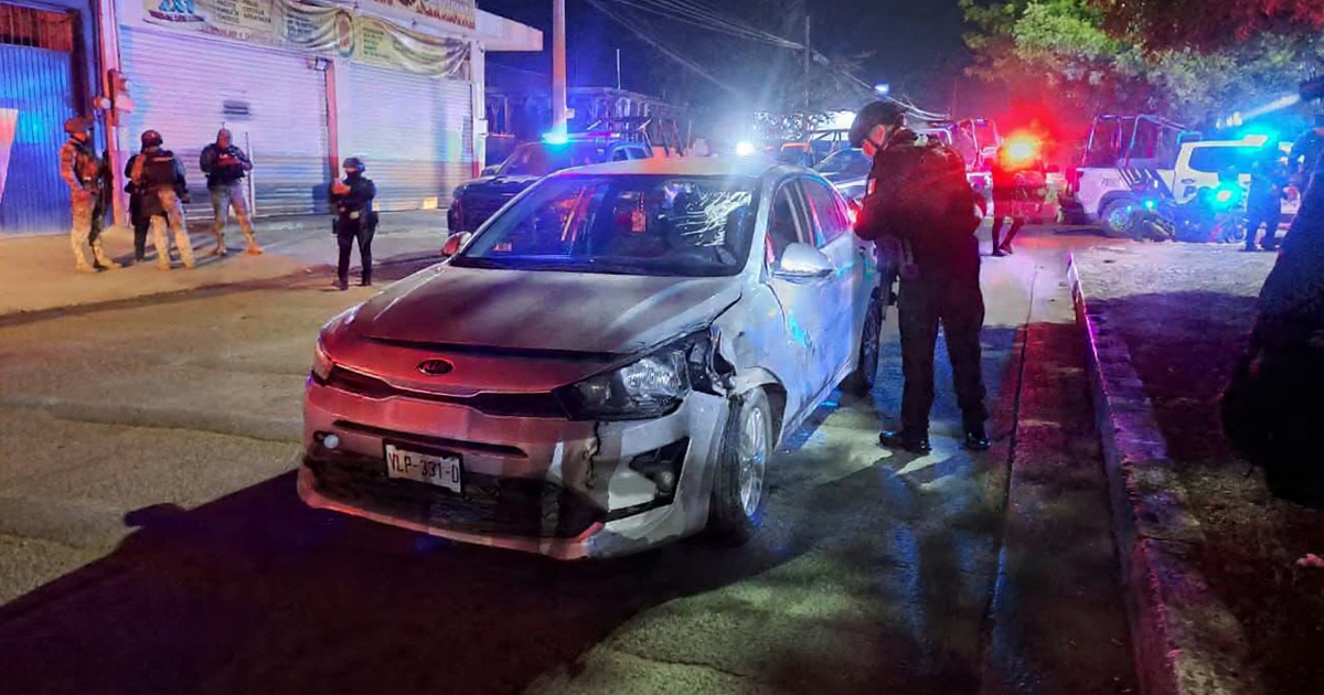 Operativo policial nocturno en Mazatlán junto a un auto Kia tras balacera y persecución en Libramiento II.