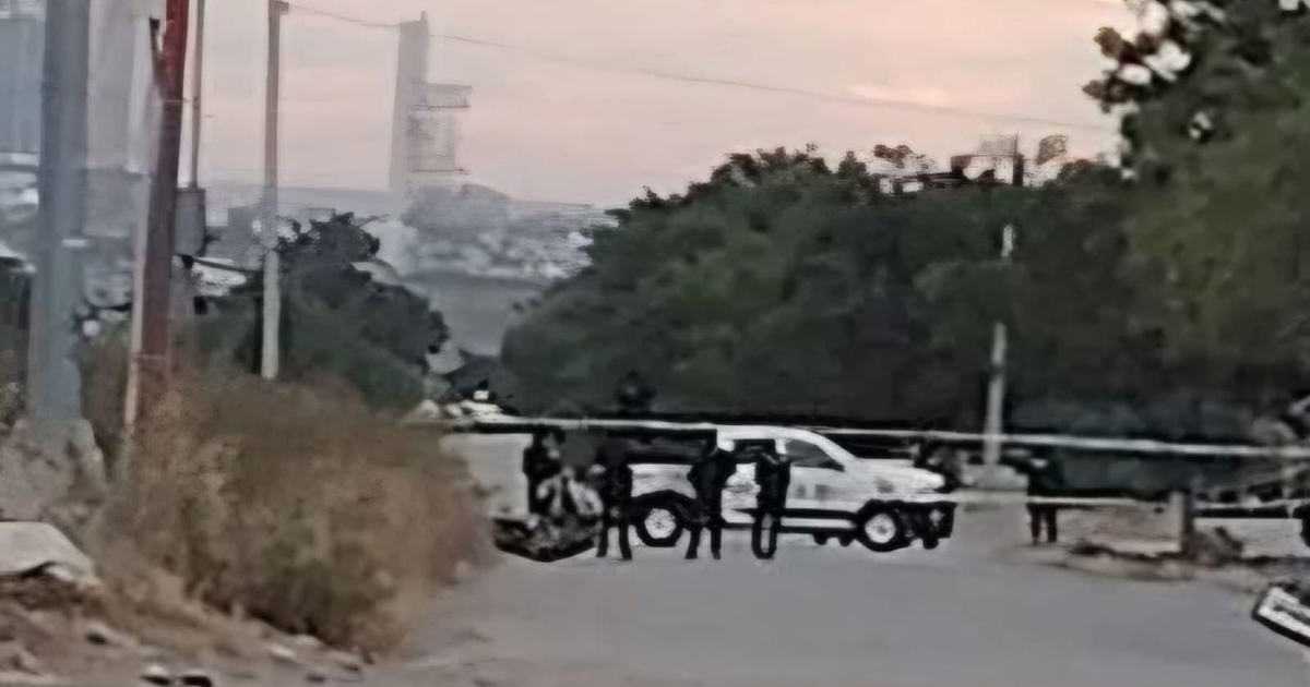 Intervención policial urbana con vehículo y oficiales en Mazatlán, Sinaloa