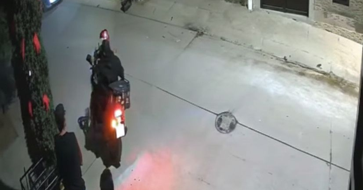 Persona en motocicleta observada en escena nocturna urbana de Mazatlán