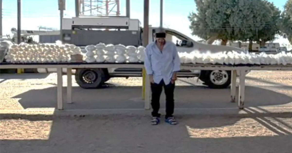 Incautación de drogas en San Luis Río Colorado, México, con paquetes en primer plano y un vehículo al fondo.