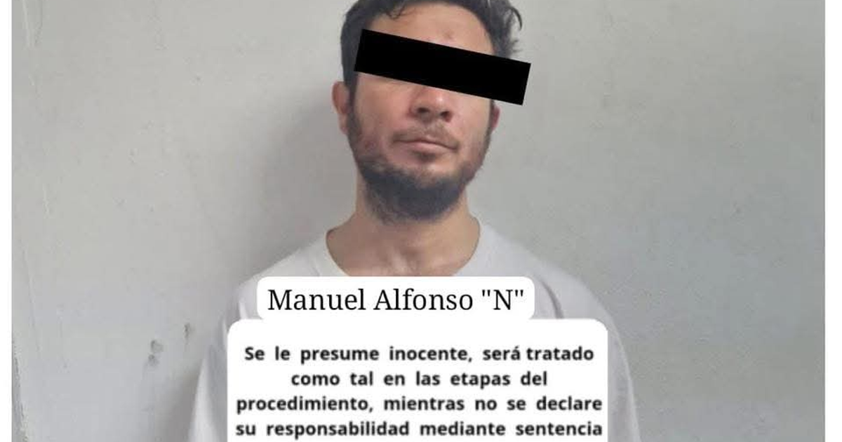 Detención de persona en Mazatlán por posesión de motocicleta robada, rostro cubierto por razones legales.
