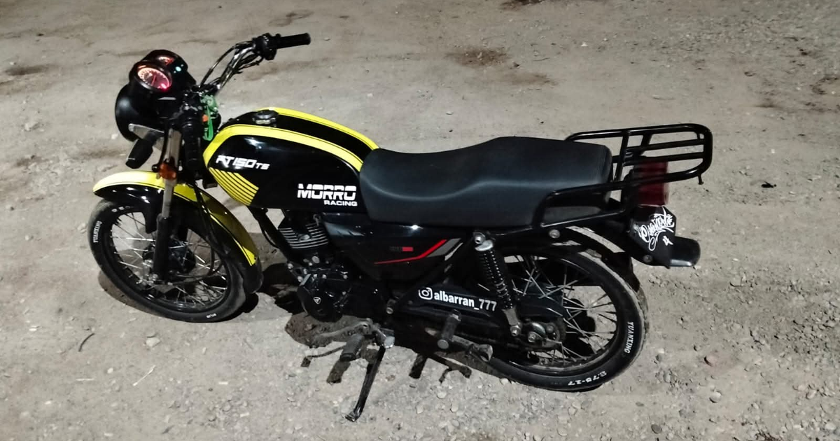 Motocicleta negra y amarilla modelo RT 150 TS en un área de grava