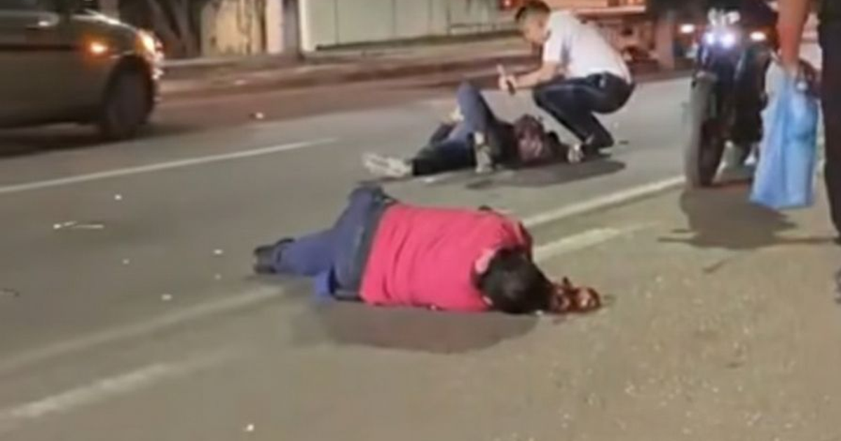 Escena del Accidente Vial en Mazatlán entre Motocicleta y Bicicleta