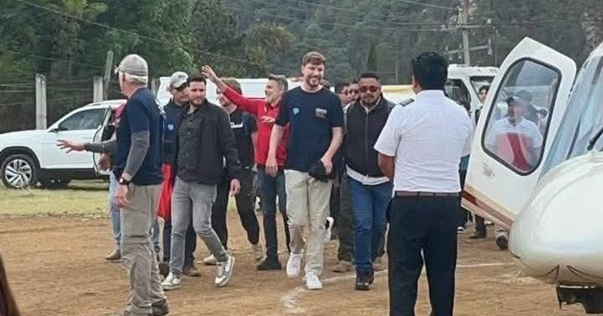Mr. Beast llegando en helicóptero al Estado de México para grabaciones y donaciones educativas.
