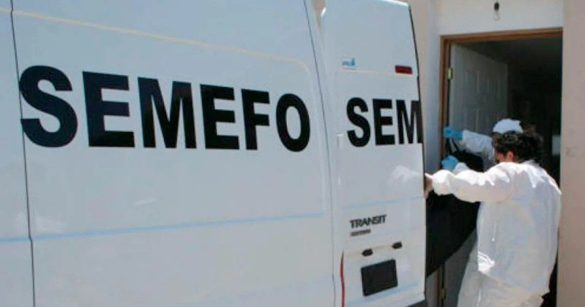 Furgoneta del Semefo con profesional forense en investigación en Mazatlán.