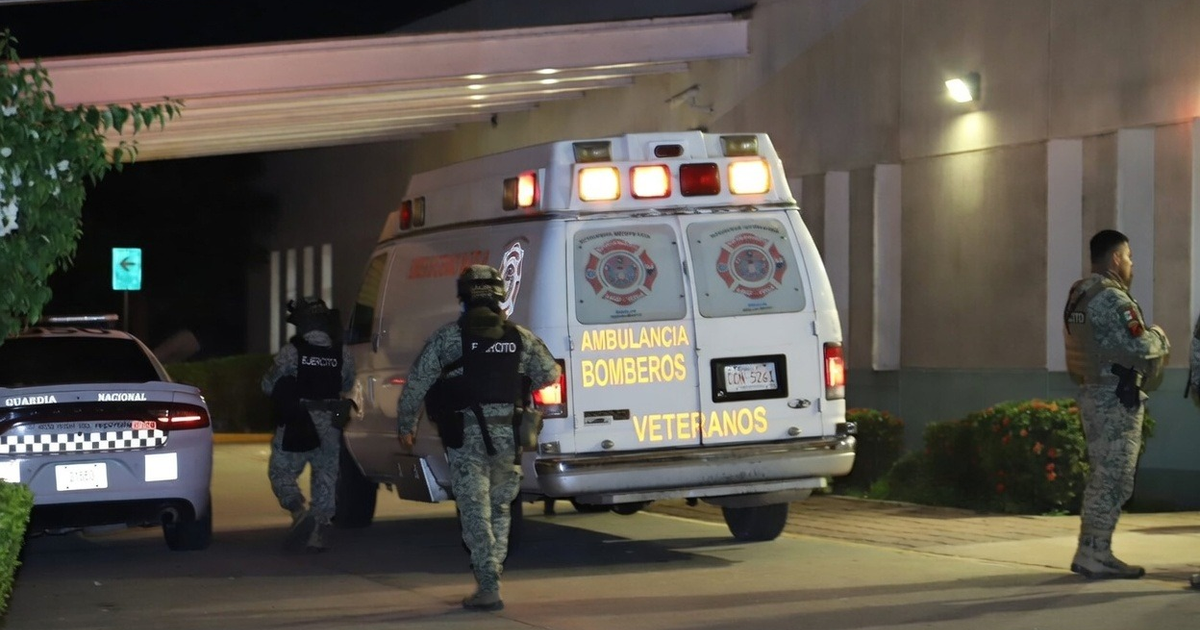 Ambulancia de Bomberos Veteranos y vehículo de la Guardia Nacional en una intervención nocturna urbana.