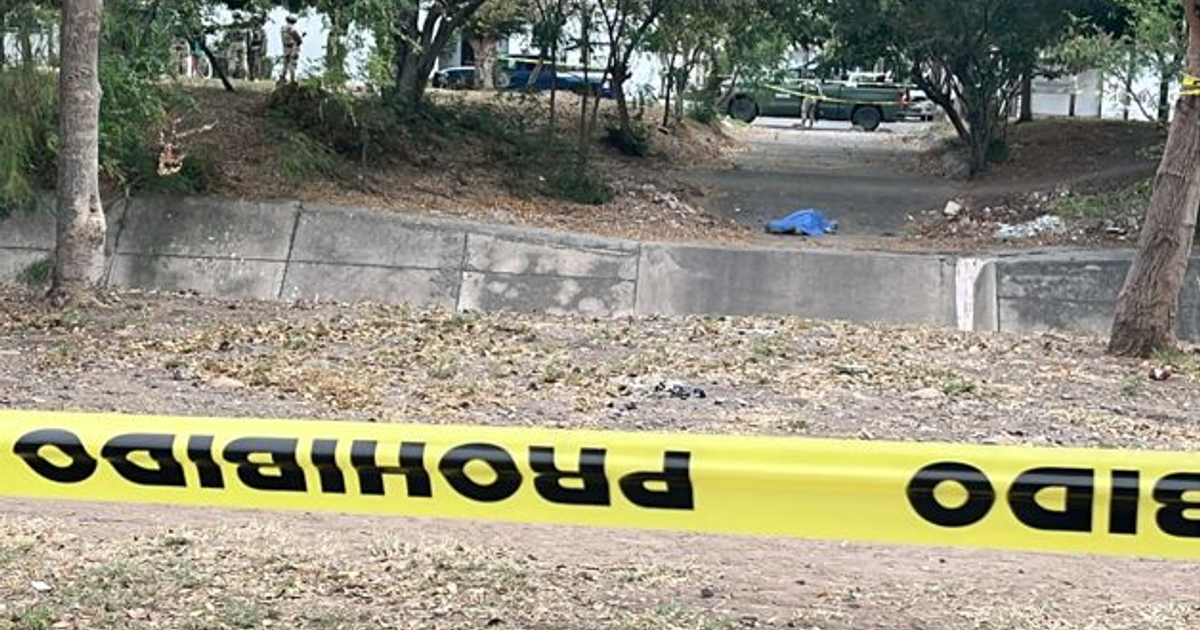 Zona acordonada con cinta amarilla en Culiacán, relacionada con una investigación policial de un hallazgo en un canal pluvial.