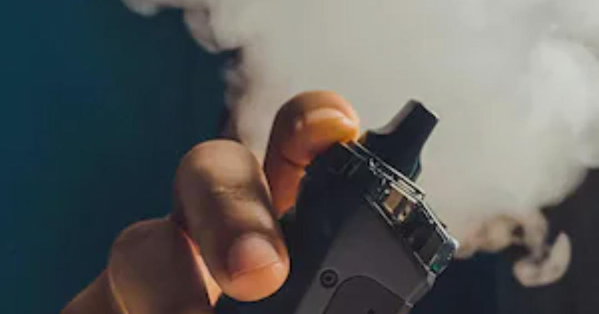 Persona con vapeador generando vapor en contexto de prohibición en México, 2026.