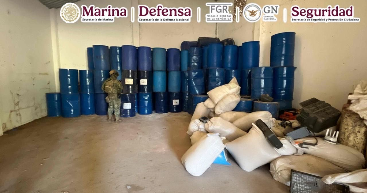 Bodega con tambores y sacos incautados por militares en Petatlán