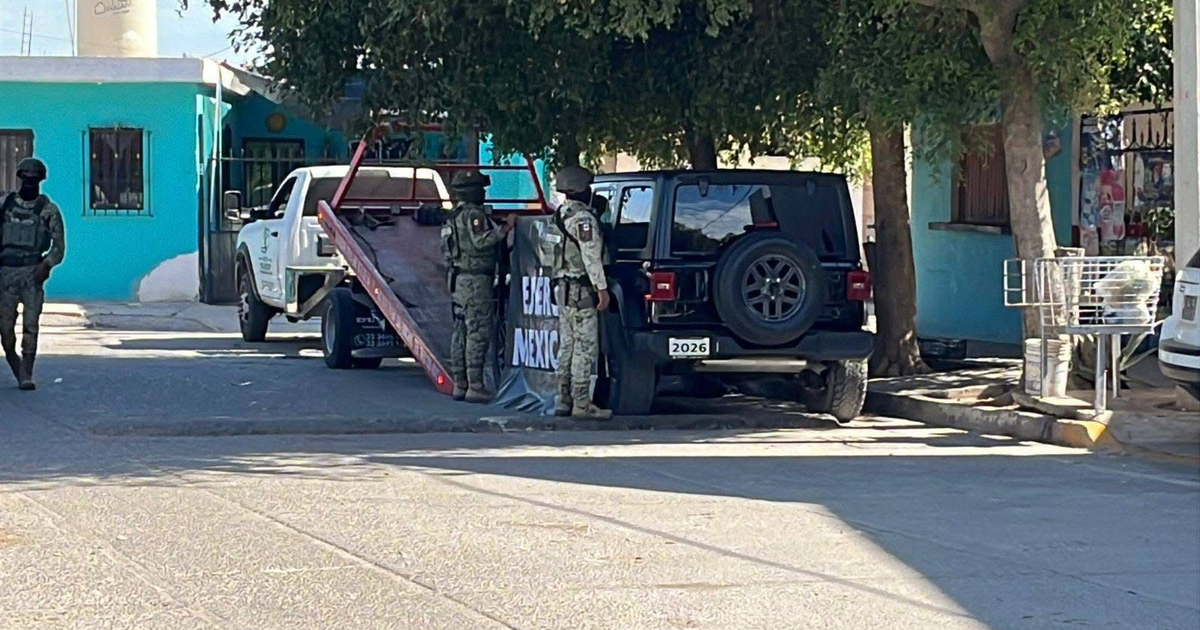 Operativo militar en Guasave con camioneta blanca, vehículo negro y personal armado con cartel en calle residencial