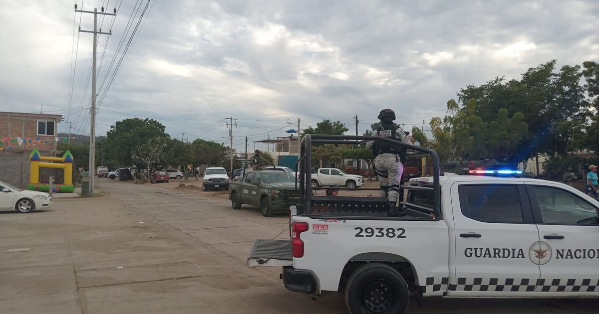 Camión de la Guardia Nacional en operativo en Mazatlán, con vehículo táctico y castillo inflable.
