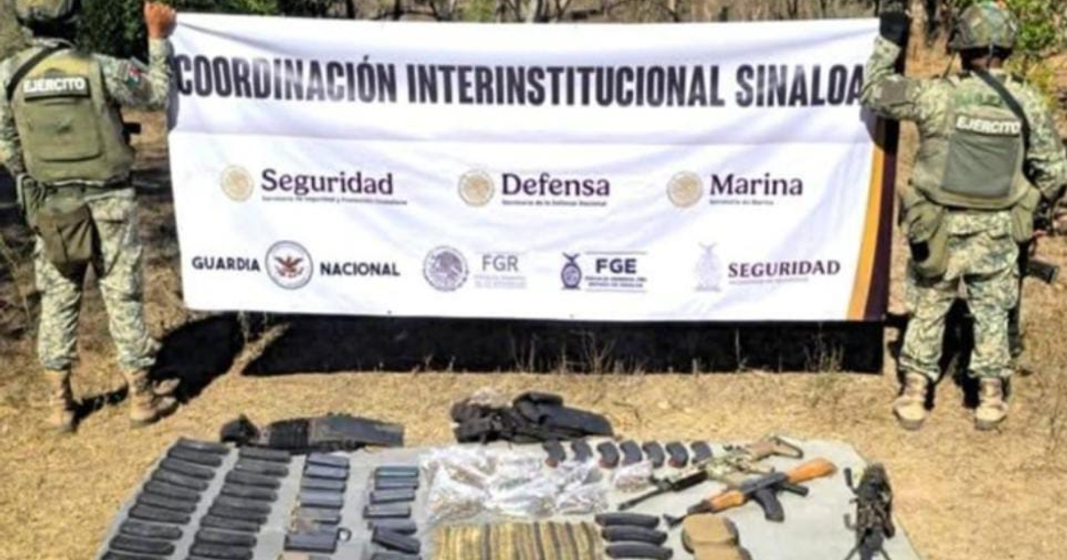 Soldados en Sinaloa junto a cartel y arsenal decomisado durante operativos.