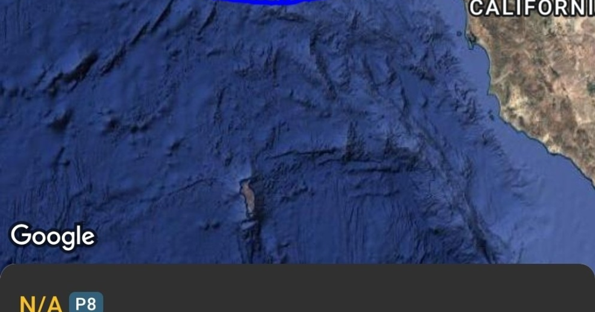 Imagen aérea del océano cerca de California mostrando la ruta del avión P-8 Poseidon frente a Ayacentes a Ensenada y Rosarito.