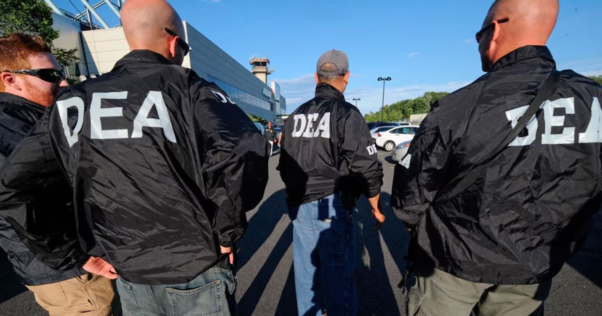 Agentes de la DEA en operación cerca de un torre de control.