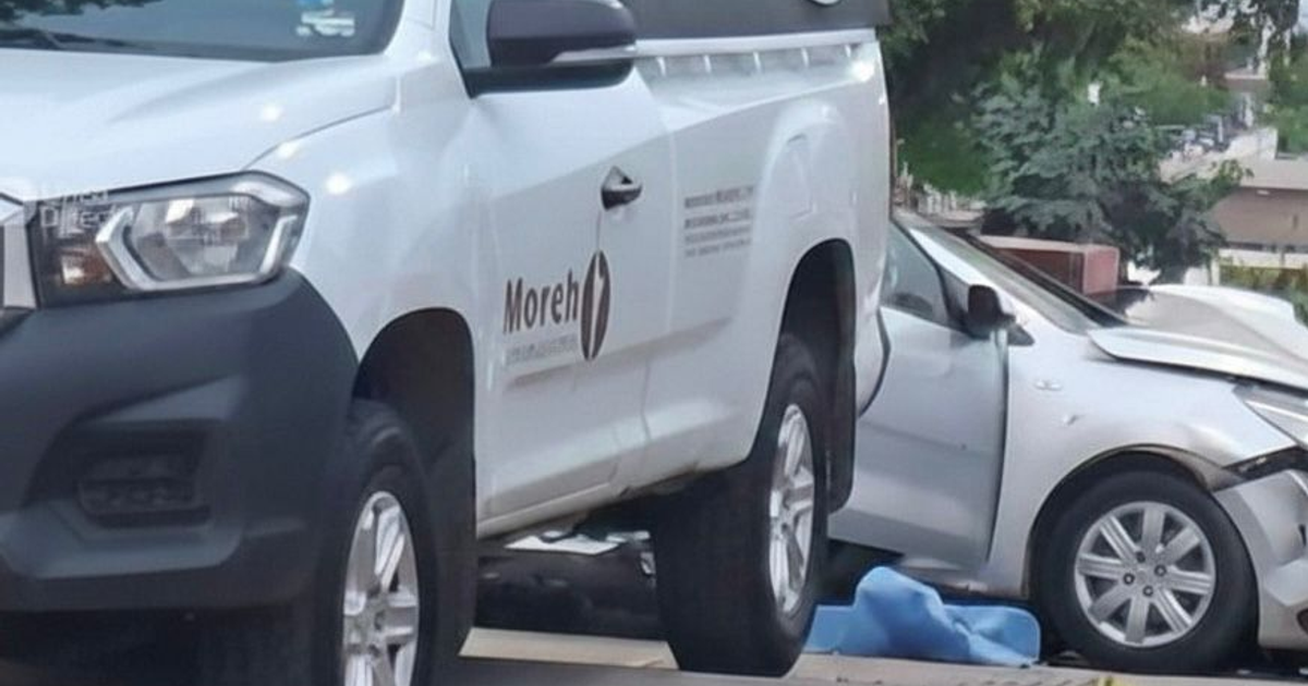 Choque tras persecución armada en Mazatlán mostrando camioneta blanca y automóvil plateado impactado.