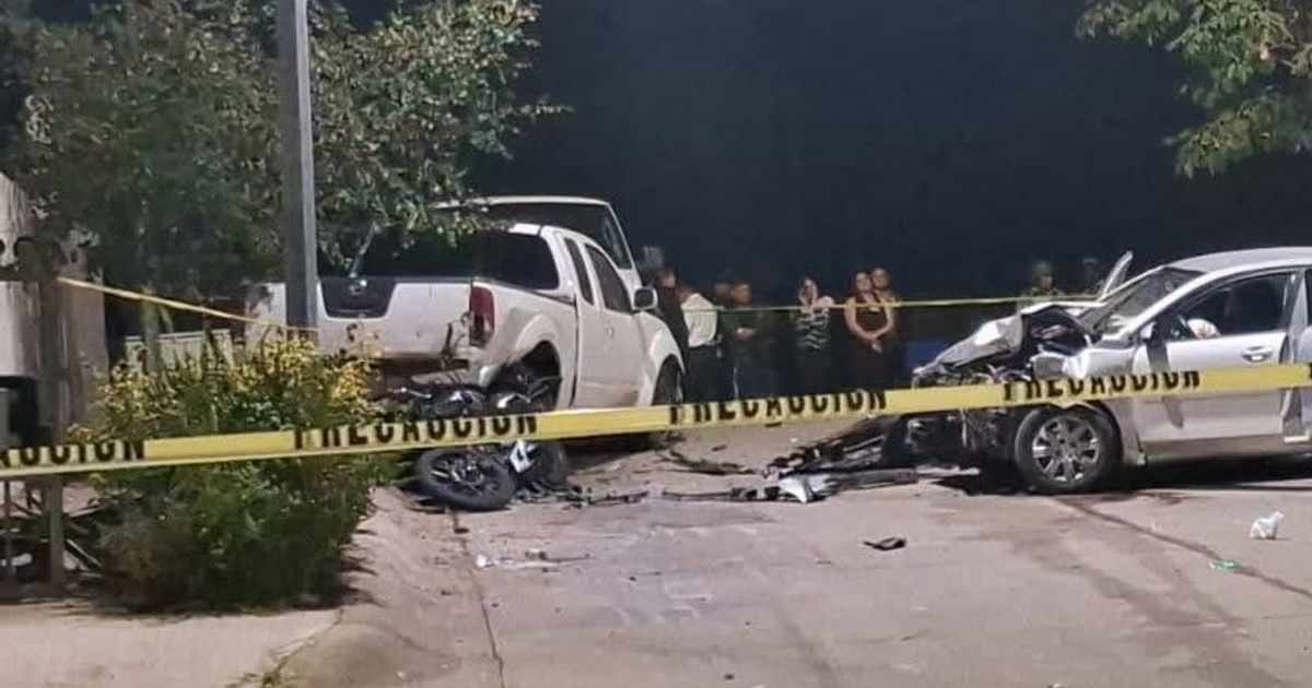 Camioneta blanca y coche plateado colisionados en accidente nocturno en Mazatlán