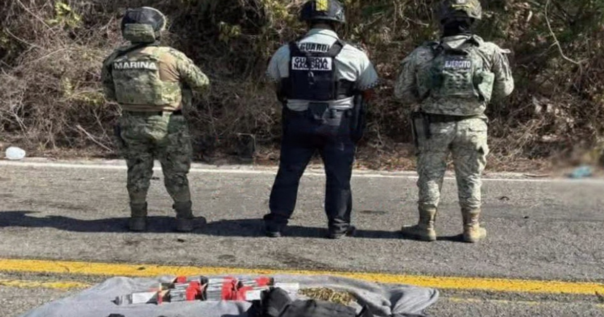 Operativo federal en Escuinapa con camioneta chocada y policía asegurando armas