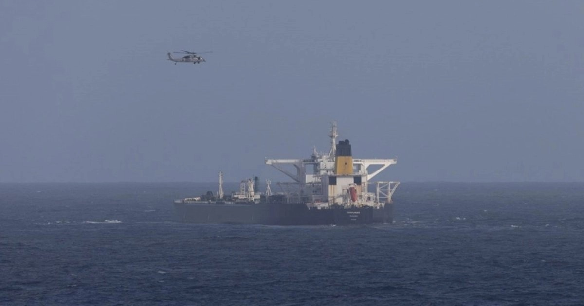 Petrolero Olina escoltado por helicóptero en operación del Comando Sur en el Mar Caribe