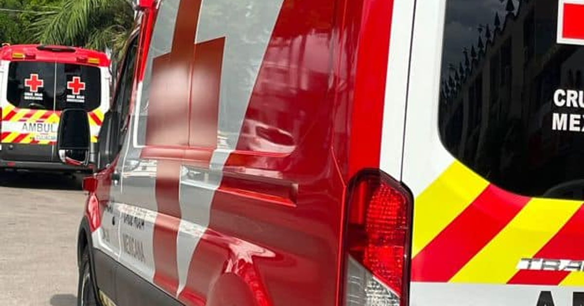 Dos ambulancias cerca de vegetación en Costa Rica, Sinaloa, tras incidente con juegos pirotécnicos.