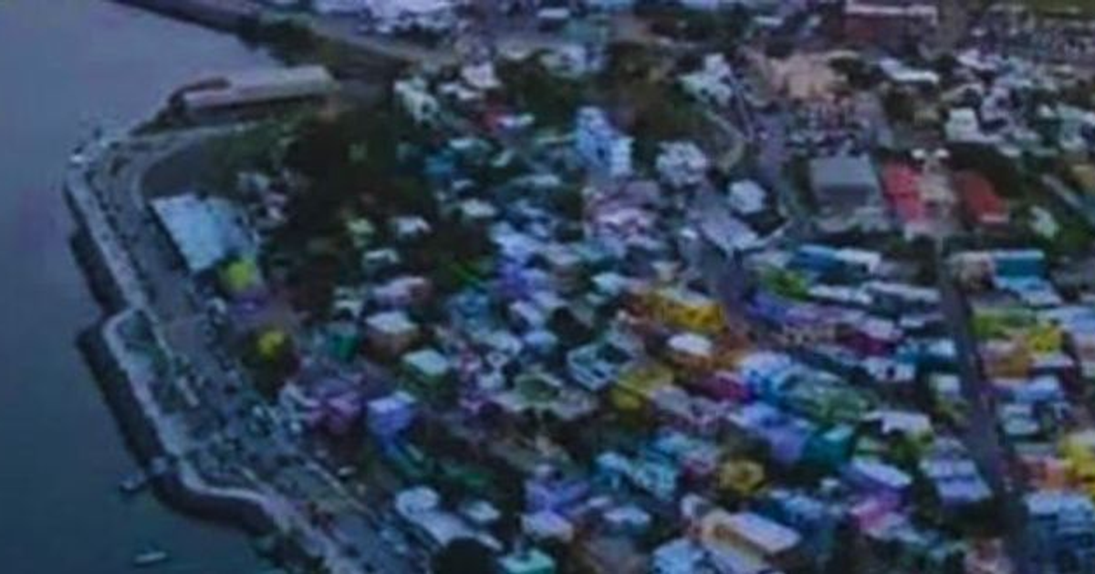 Vista aérea de Topolobampo mostrando un entorno urbano con construcciones de múltiples colores y un cuerpo de agua cercano.