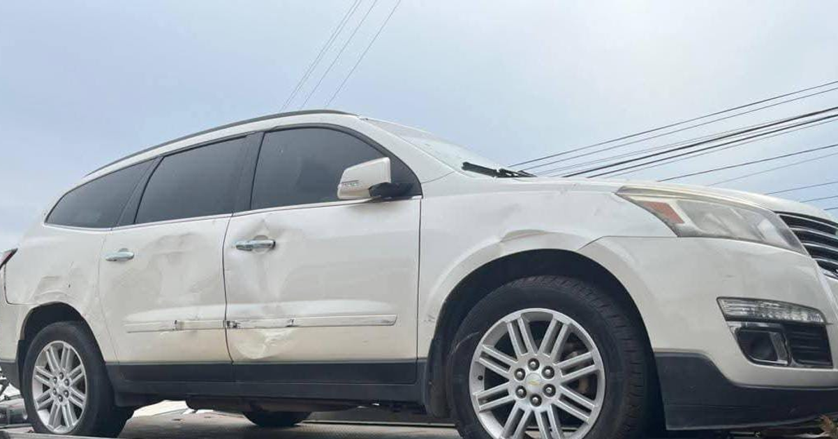 Camioneta Chevrolet SUV Blanca Recuperada tras Robo en Mazatlán con Daños Laterales