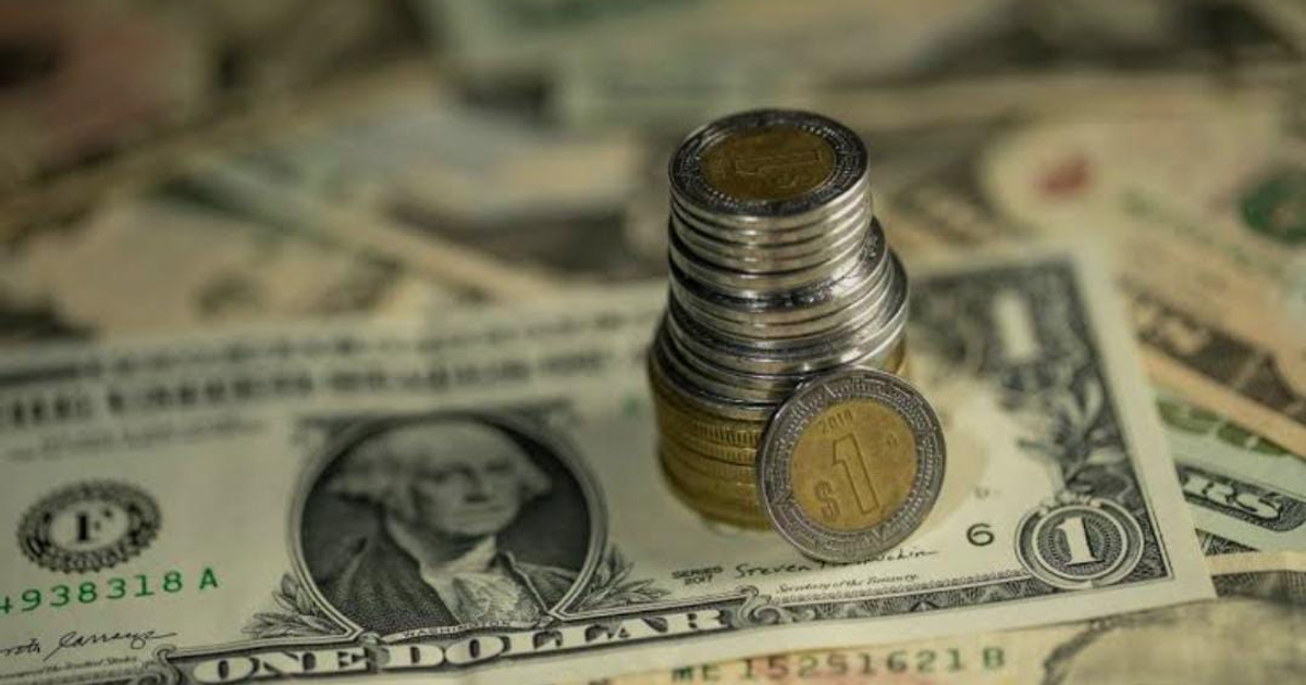 Monedas y billetes simbolizan el tipo de cambio del peso frente al dólar en 2026