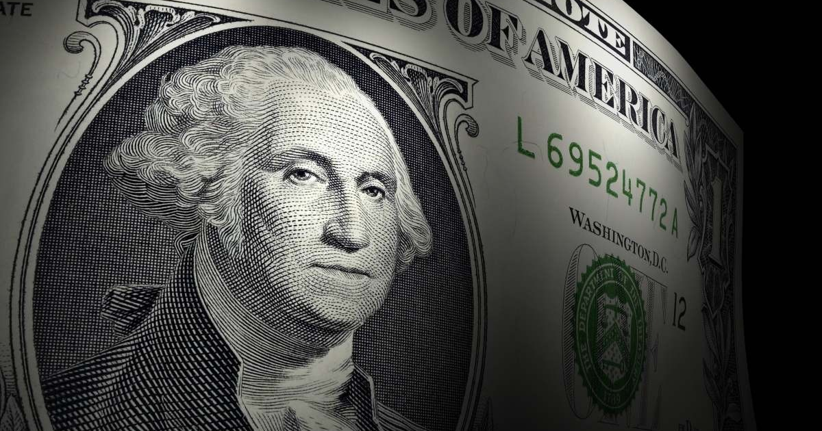 Billete de un dólar estadounidense con George Washington, en un fondo oscuro que enfatiza sus detalles monetarios.