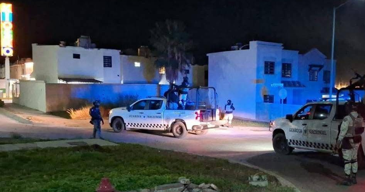 Vehículos de la Guardia Nacional en operativo nocturno en Mazatlán