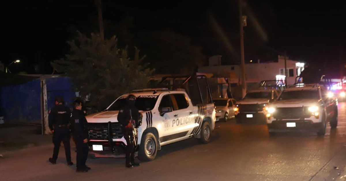 Escena policial nocturna en fraccionamiento Santa Fe con vehículos de policía y agentes presentes.