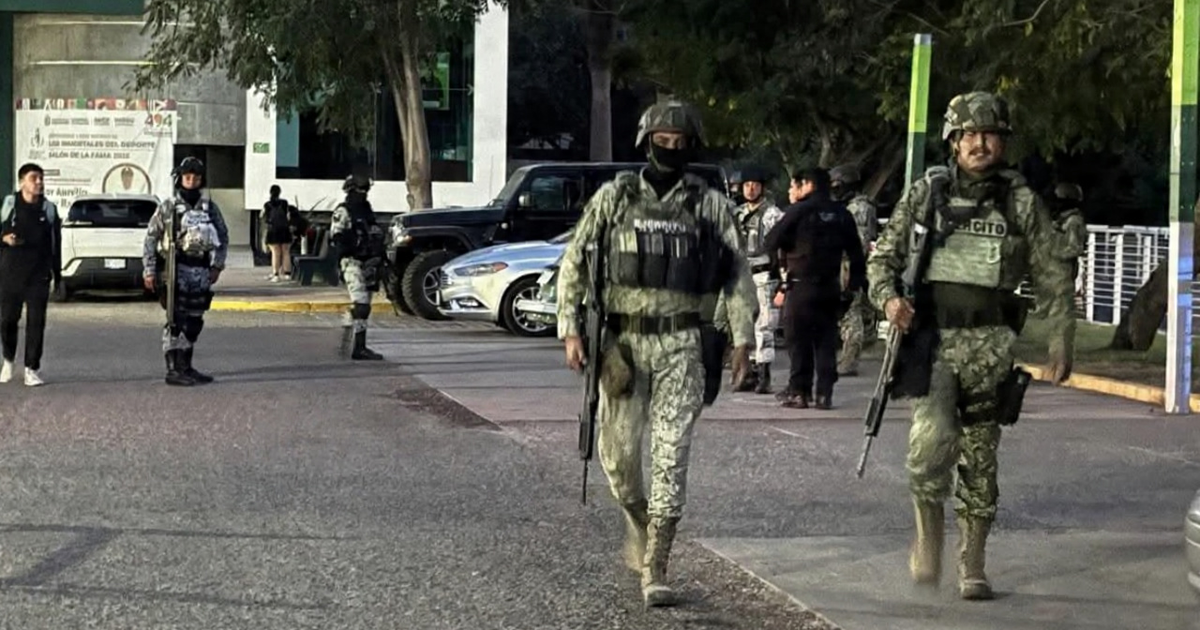 Fuerzas de seguridad en operativo en parque Constitución, Culiacán, entorno urbano, vigilancia.