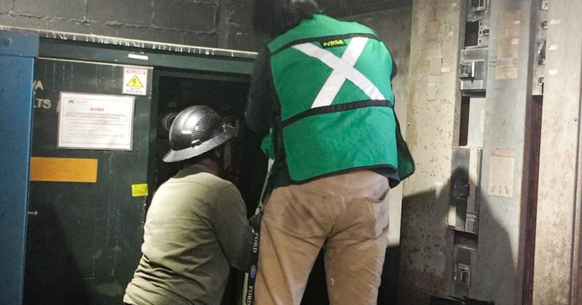 Dos trabajadores inspeccionan un panel eléctrico, representando las futuras acciones de Profepa en el manejo de BPC.
