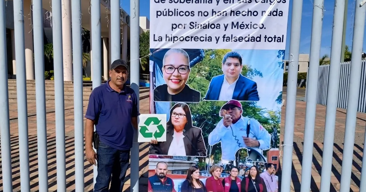 Roberto Blanco protestando frente al Congreso de Sinaloa con cartel crítico a legisladores.