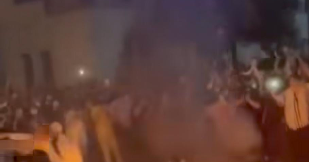 Manifestantes reunidos en Teherán, Irán, bajo fuerte vigilancia policial, en el contexto de protestas antigubernamentales y crisis económica.