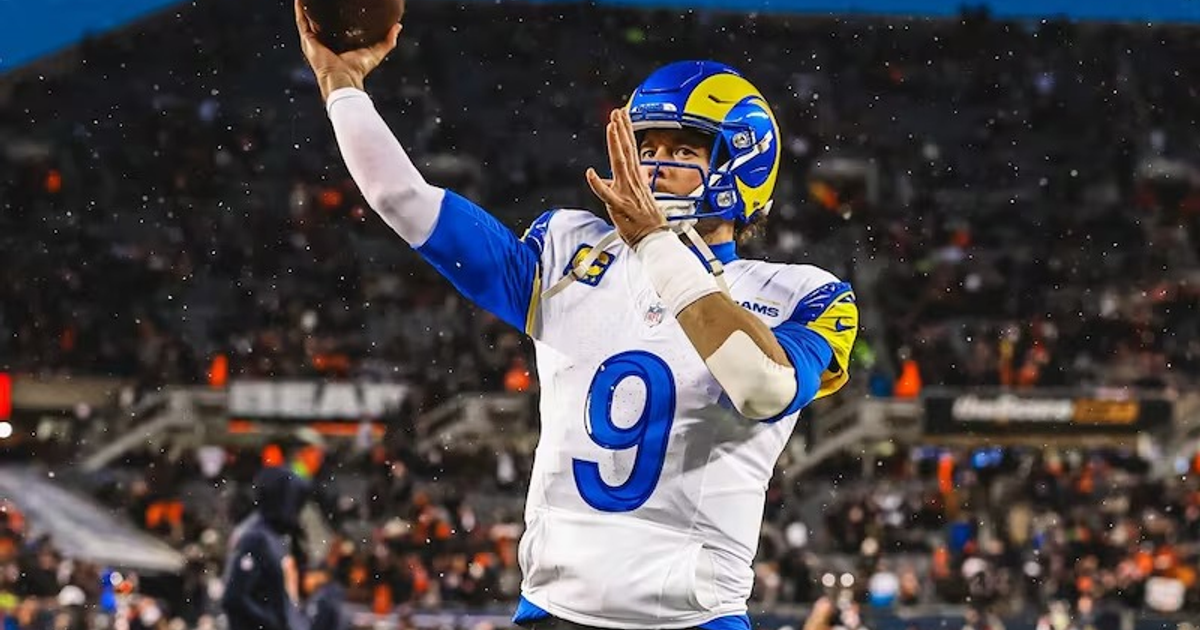 Jugador de Los Angeles Rams lanzando un pase en un estadio nevado