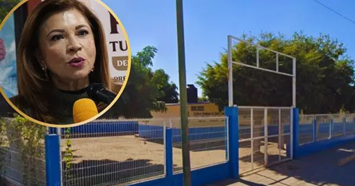 Patio escolar en Sinaloa con estructura de fútbol y retrato de anuncio.