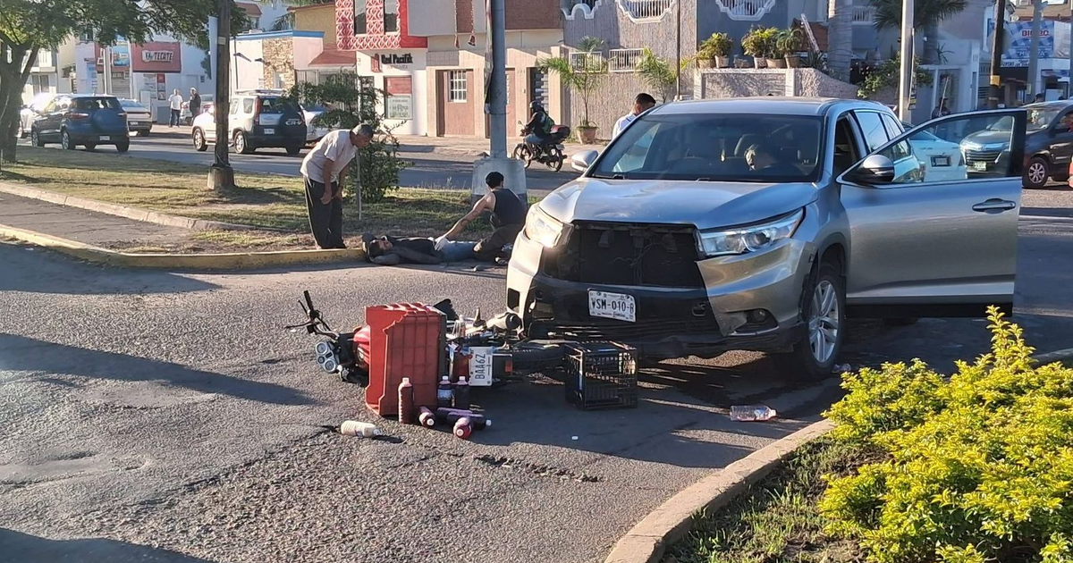 Accidente entre motocicleta y camioneta en glorieta.