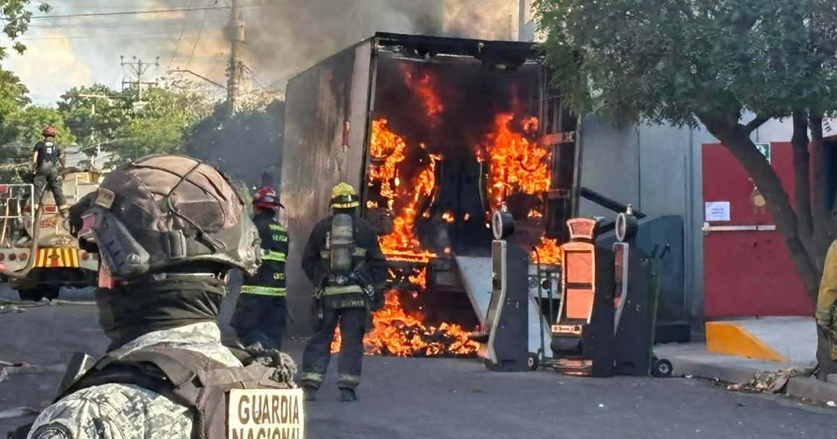 Camión en llamas en Culiacán tras ataque armado, con bomberos en acción