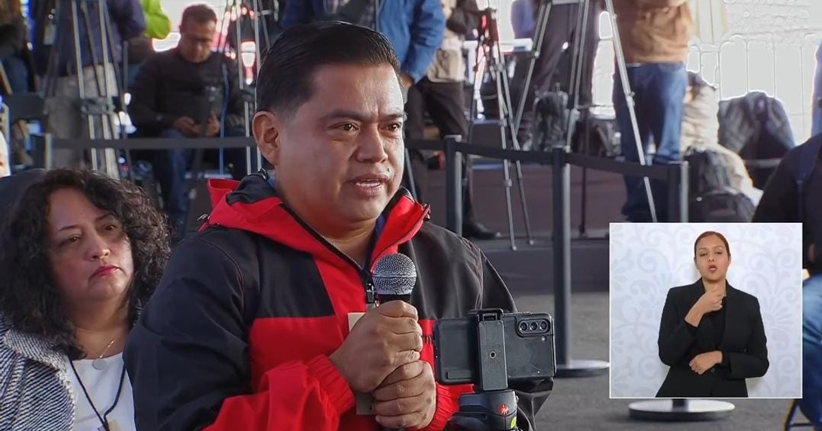 Gino Ascencio sostiene un micrófono en una conferencia de prensa denunciando la falta de insumos médicos.