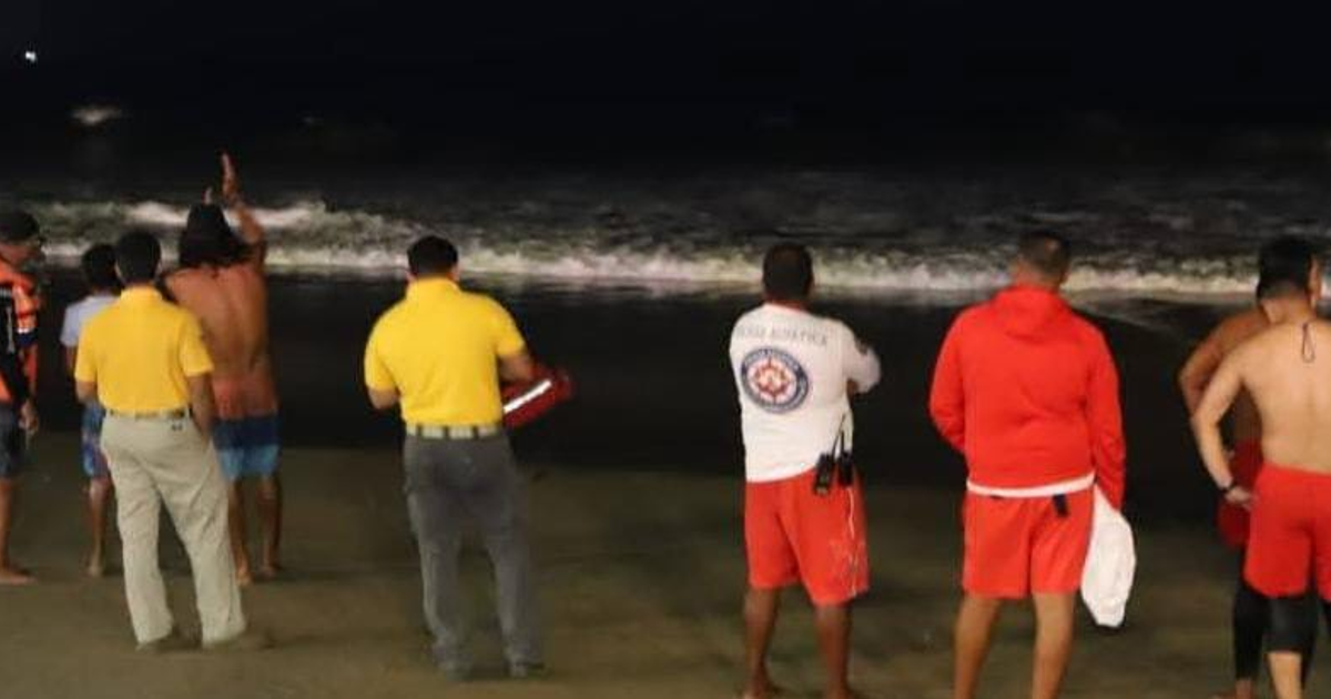 Grupo Acuático rescata a turistas en la playa de Mazatlán por la noche
