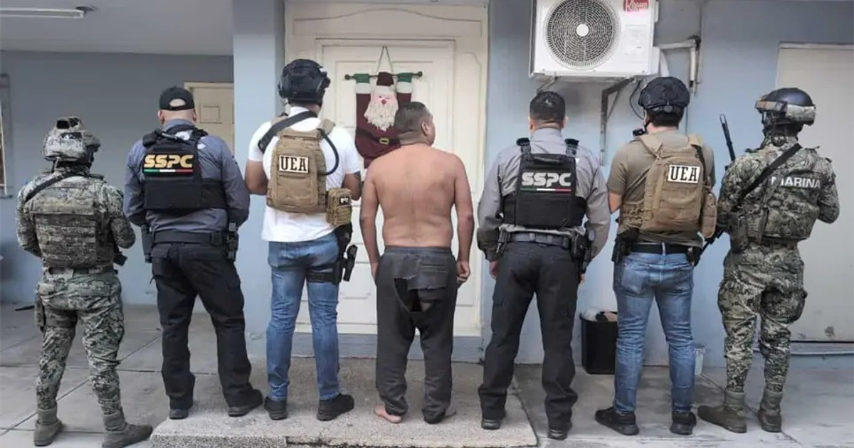 Operativo de rescate en Concordia, Sinaloa, con fuerzas de seguridad y un hombre en detención frente a una puerta decorada.