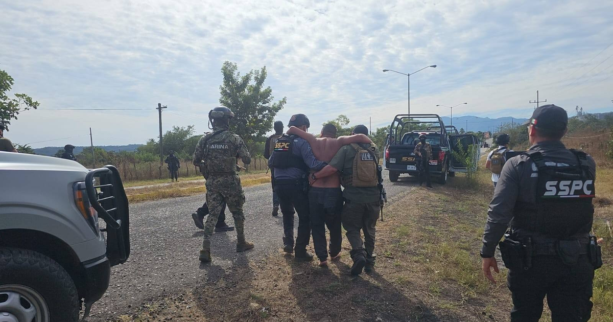 Policías y militares en un entorno rural durante una operación de rescate en Concordia.