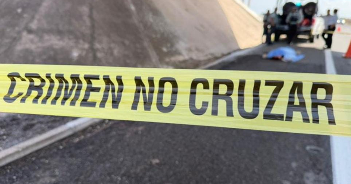 Cinta amarilla de crimen indicando zona investigada en carretera de Sinaloa