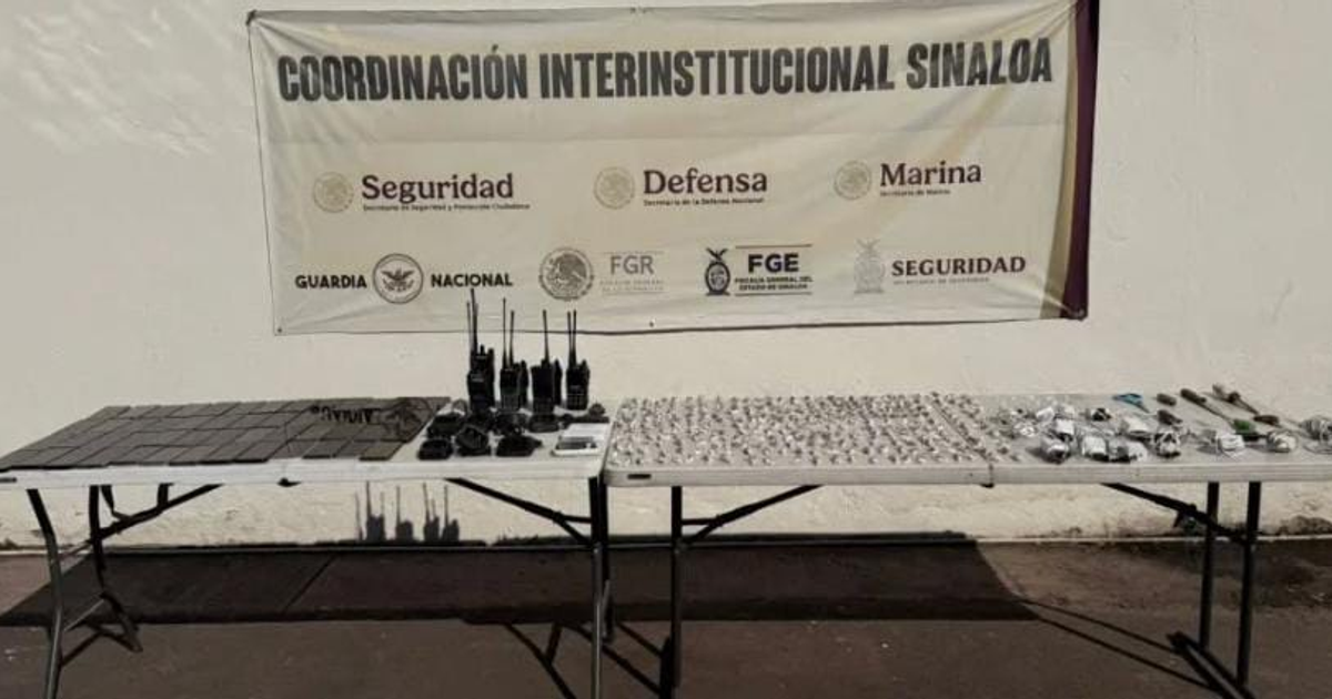 Mesa con dispositivos de comunicación y objetos incautados durante operativo en Sinaloa